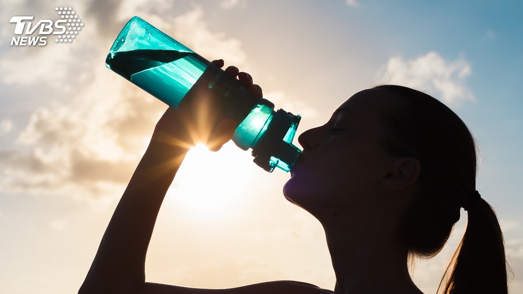 夏日猝死潮!酷暑狂灌冰涼飲料 恐突爆心臟病