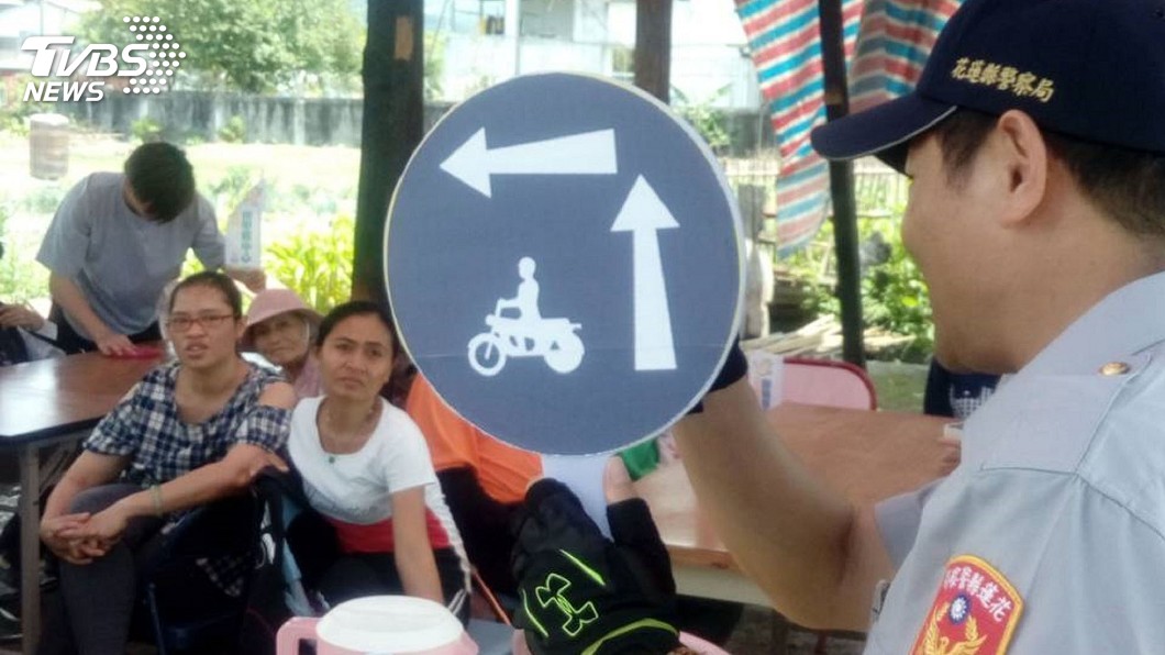 花蓮警鼓勵機車貼反光條 宣導兩段式左轉