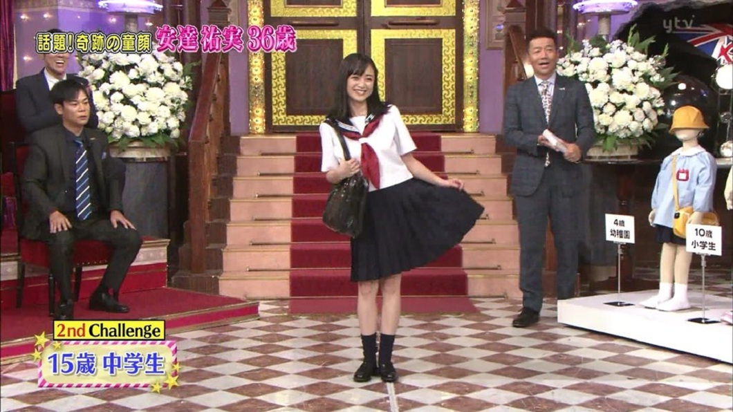 安達祐實接著換上15歲中學生的制服。(圖/翻攝自推特)