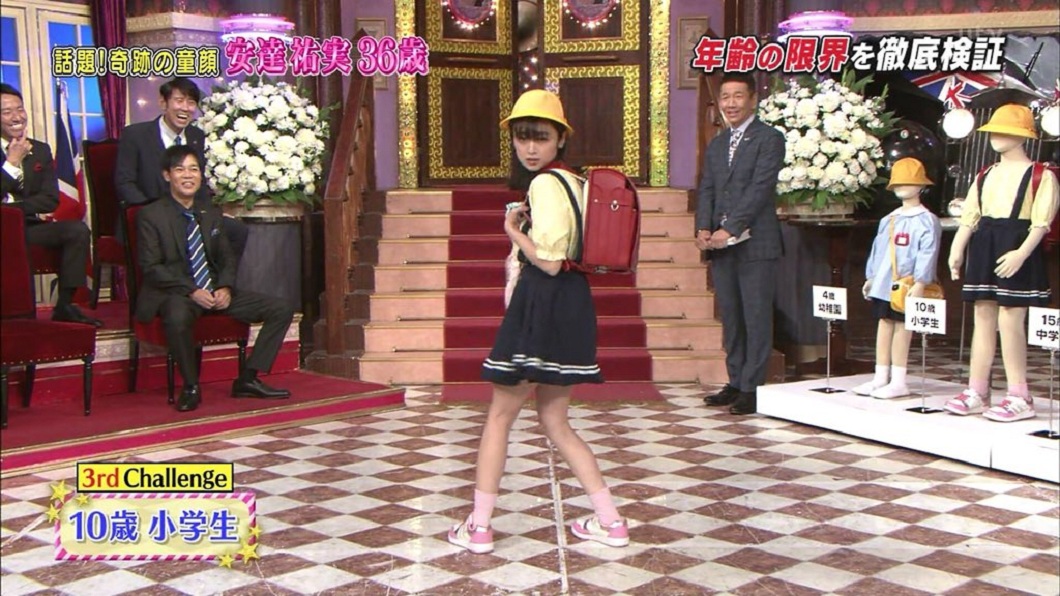 安達祐實接著再換上小學生制服。(圖/翻攝自推特)