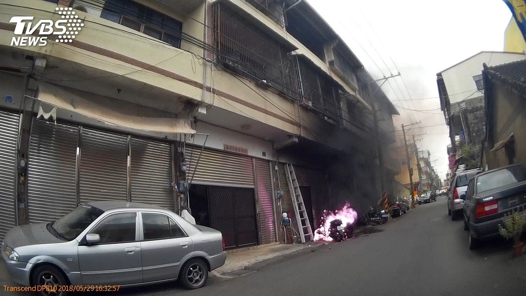現場一輛機車遭燒毀。(圖/草屯分局提供)