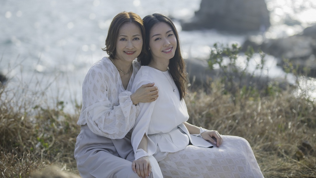歌唱比賽輸張學友奪亞 34年後她和女兒組團出道