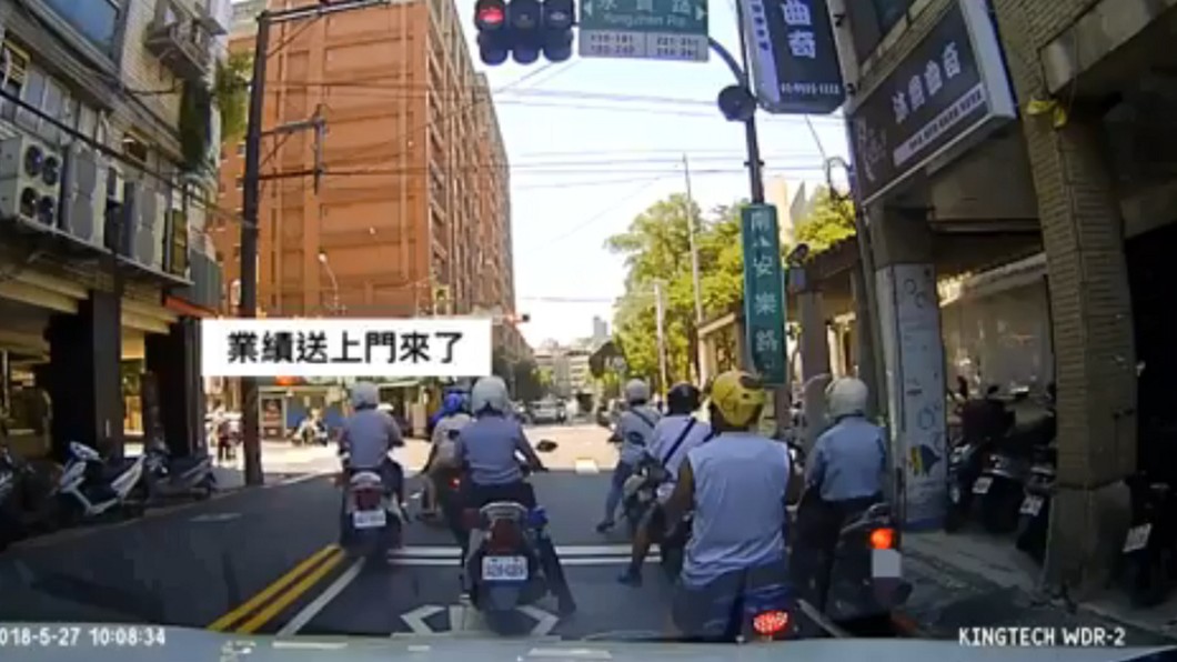 「孝年母湯喔」天兵騎士當警察面違規 下秒吃罰單