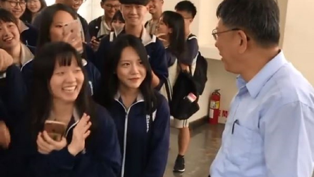清純力爆炸!「超潛力高中妹」甜笑揮手 柯P發片網歪樓