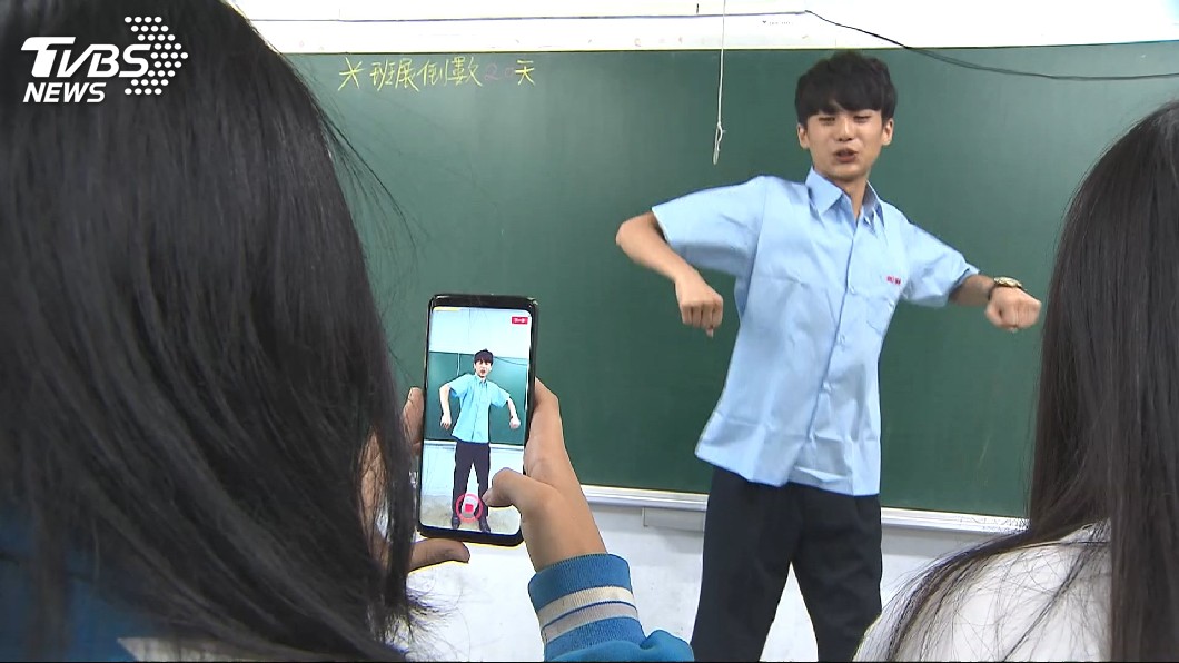 手勢、舞蹈、運鏡抖音15秒短片在學生中超夯。圖/TVBS