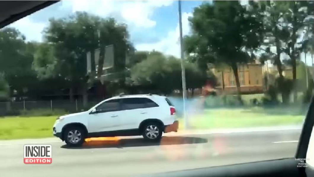 快跑!休旅車底竄大火 路人提醒躲過一劫