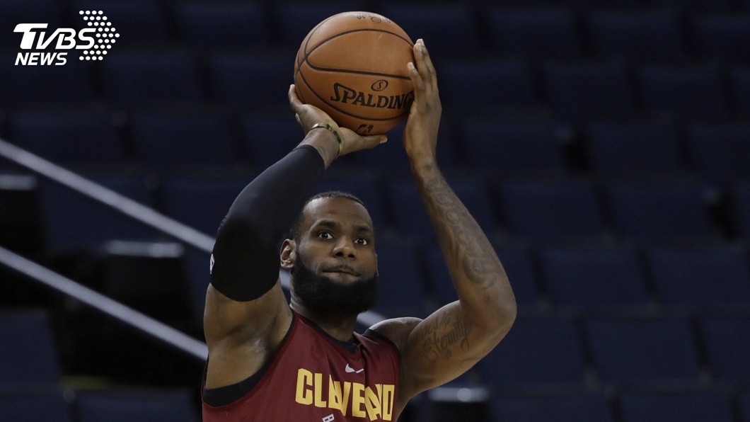 NBA勇騎大戰被嫌老梗 詹皇:先贏我們再說