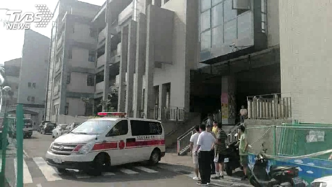 快訊/疑為掃垃圾 國三男學生4樓摔下送醫