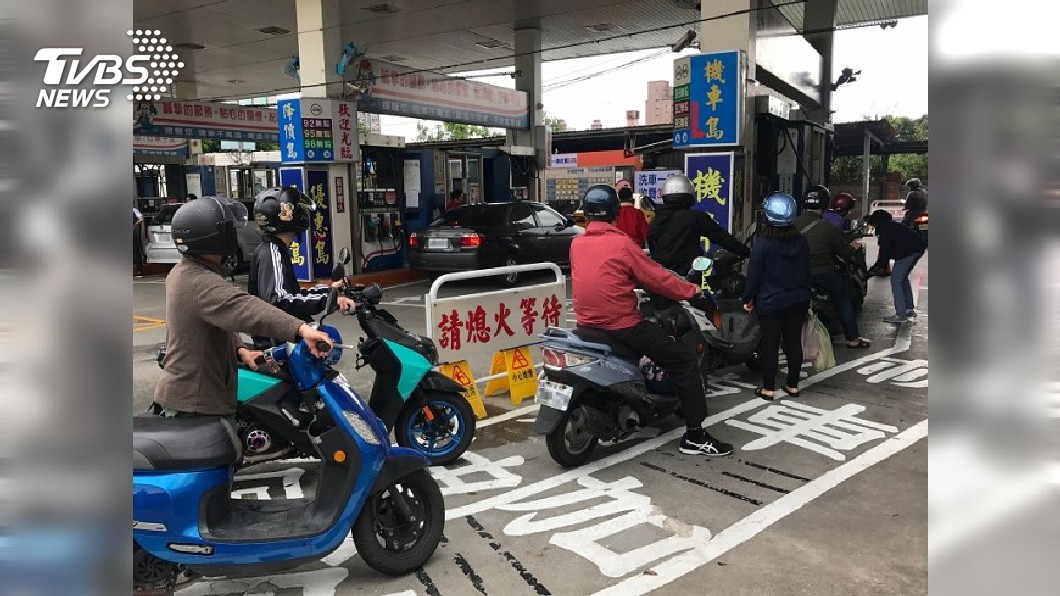 快訊/加油且慢 油價漲勢緩估中油將降0.3~0.4元