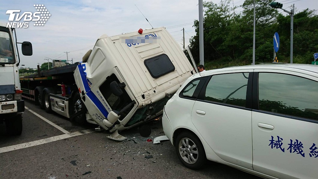 拖板車急煞鋼條穿車頭 駕駛驚險逃過一劫