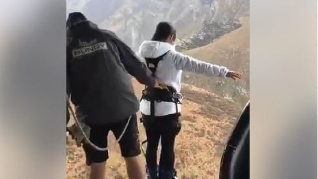 高空彈跳未綁繩? 妙齡女高處墜下網瘋傳