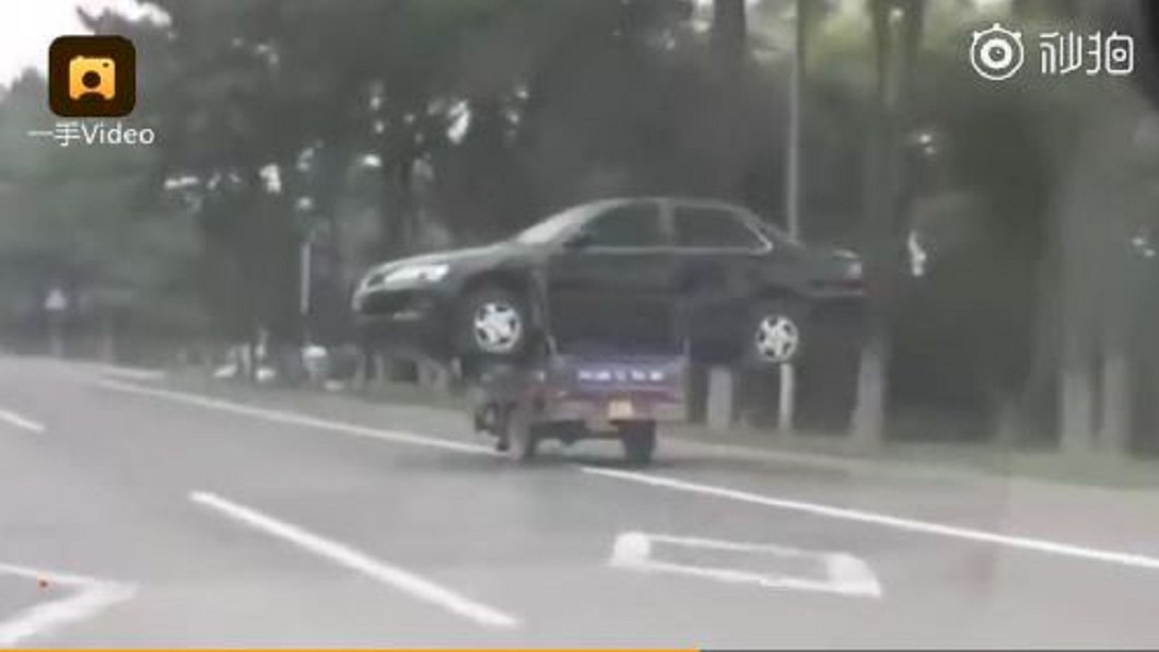 嚇傻!男嫌運費高 竟騎三輪車扛汽車