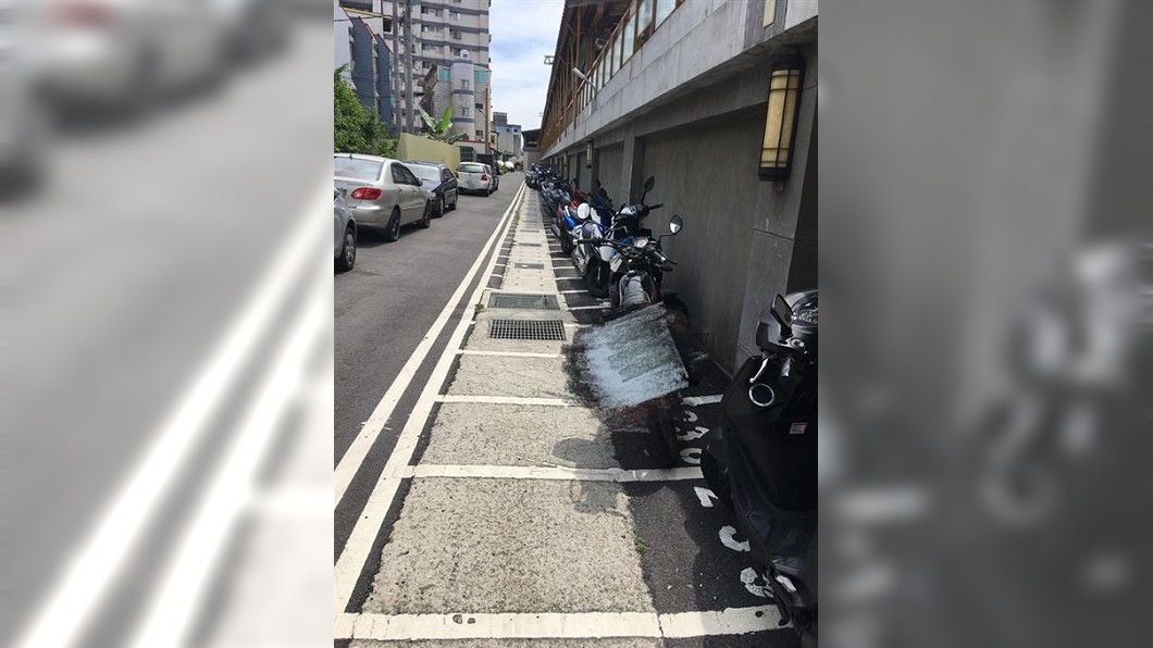 整條街都這樣！　停車格直的機車卻「橫擺」