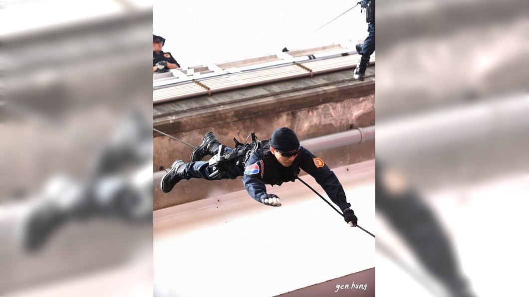快訊/新北警察節!霹靂警遭怪風襲 頭撞橋墩