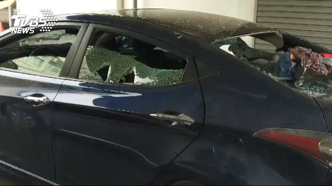 何姓上兵開車加油時被對方誤認是仇家的車子,當場砸車還開槍。(圖/TVBS)
