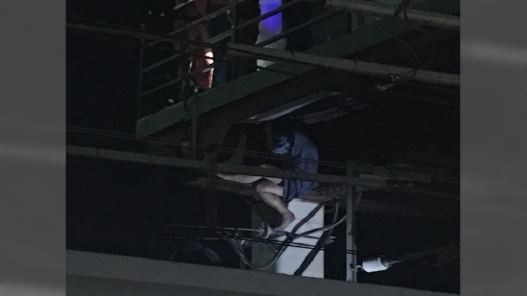 遭指控癡漢！　日上班族抱高壓電桿拒捕