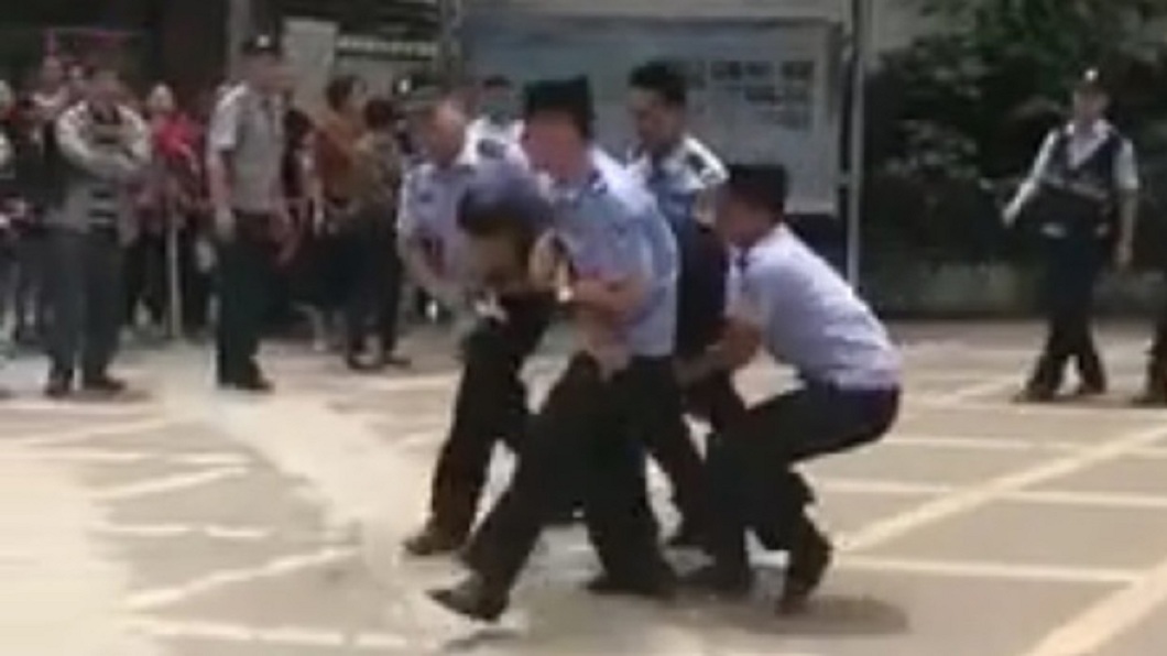 李女的家屬到校討公道,沒想到竟被強拉出來,家屬還遭警方扣留六小時。(圖/翻攝自自由亞洲電台)