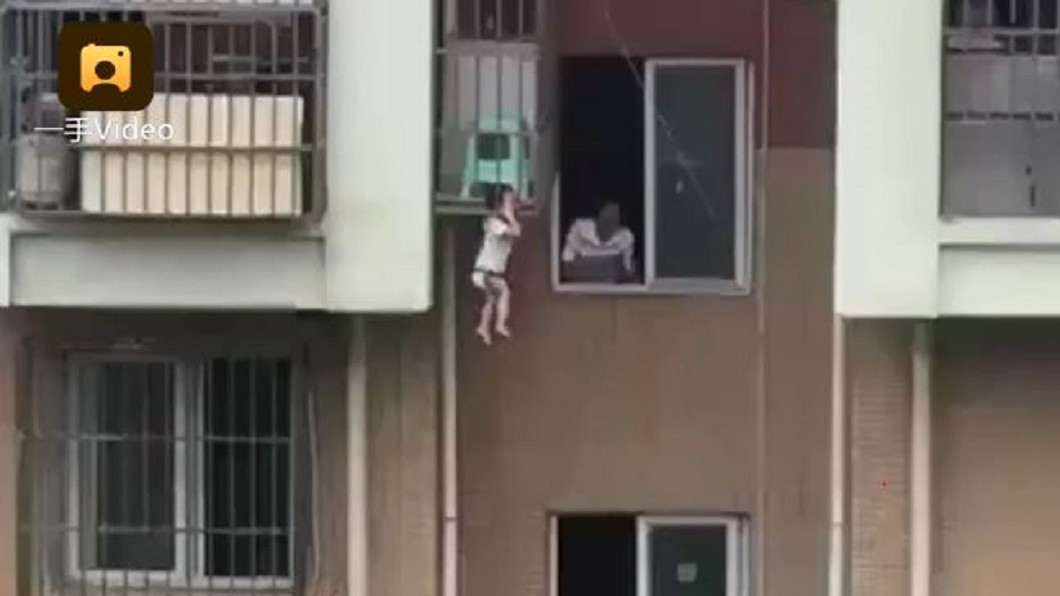 男童窗邊嬉戲不慎墜落　脖子卡3樓欄杆掙扎