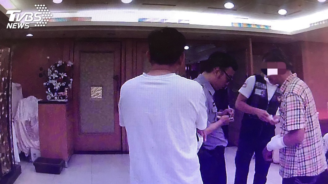 疑借貸糾紛飯店內持刀傷人 警全力緝凶