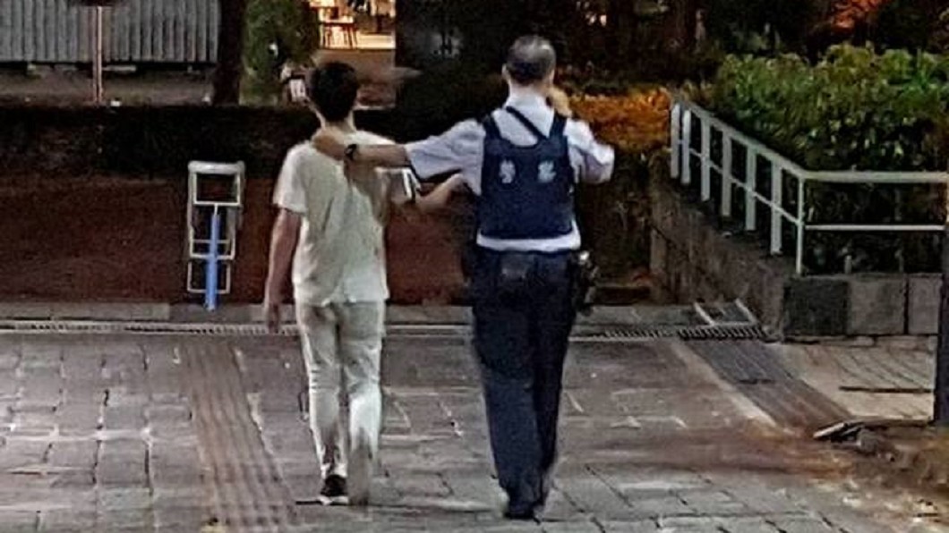 可怕!女子體育場夜跑 慘遭變態男撲倒脫衣