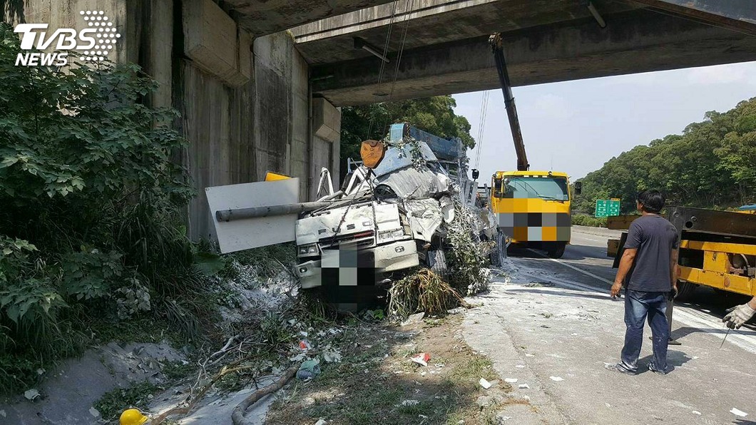 大貨車疑精神不濟衝下邊坡翻車 釀1死1傷