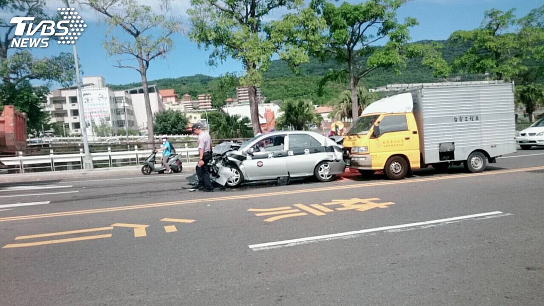 疑大太陽與疲勞駕駛 高市4車連環撞