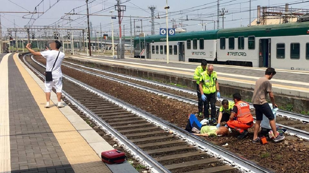 扯!女遭火車撞重傷 屁孩在月台自拍比YA