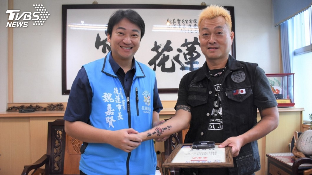 台日友好!日人義賣助賑災 手臂刺青「花蓮台灣」