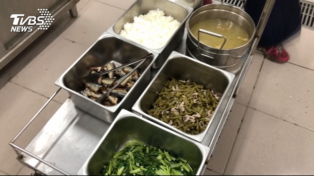 目前台灣仍有不少學校的營養午餐費用，選購的菜色其實價位很低。(示意圖／TVBS)