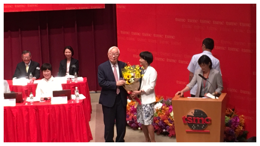 台積電創辦人張忠謀(中間站立者左一)主持最後一場股東會，小股東獻花表達不捨，張忠謀感性表達:「我愛台積，再創奇蹟！」 圖／TVBS