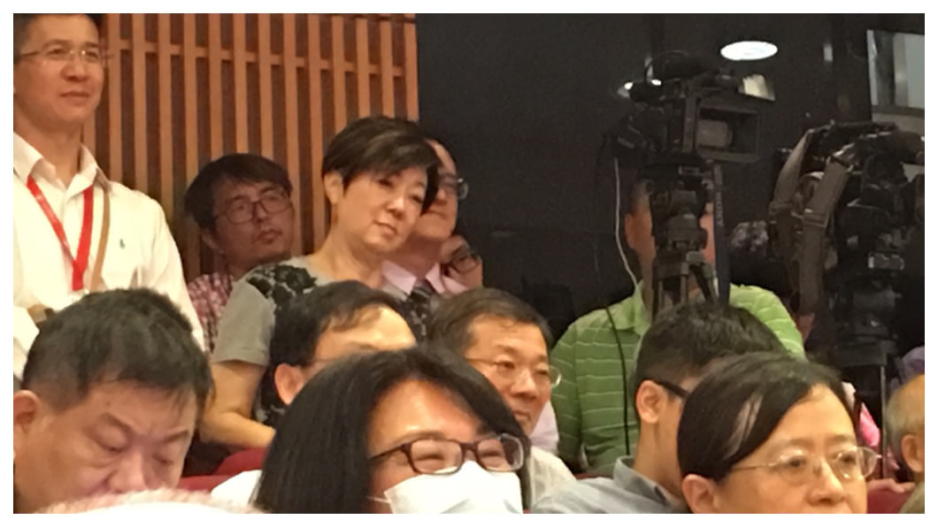 張忠謀昨天以董事長身份主持台積電最後一場股東會，夫人張淑芬（中間站立者）隱身會場，給丈夫決定退休最大的支持與鼓勵。 圖／ TVBS