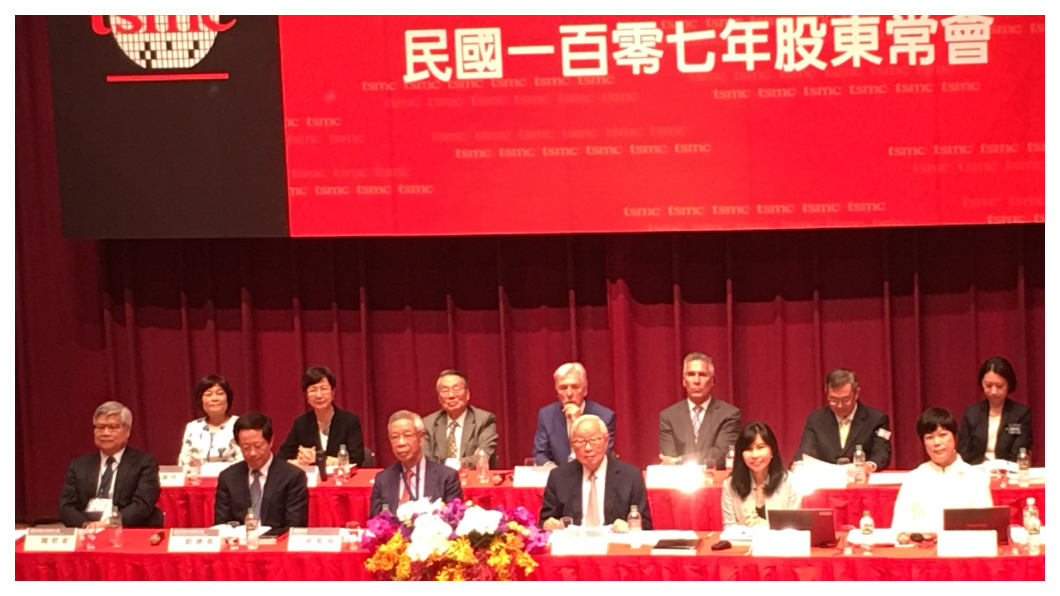 最後一次主持股東會！張忠謀(前排右三)宣布退休，強調除非「被邀請」、「被要求」，不會再進到台積電。 圖／TVBS
