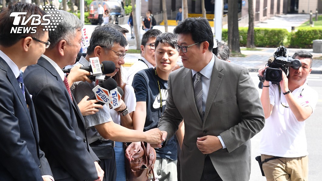 柯文哲、姚文智同台　禮貌性握手互動冷