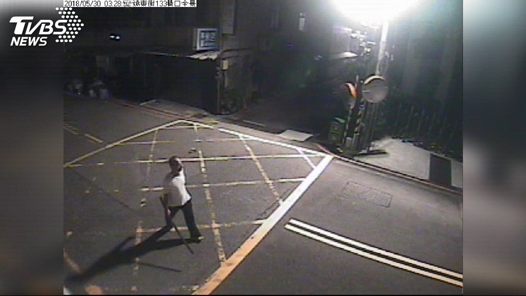 「要幹嘛」女騎車沿街餵貓　遭男持刀追趕