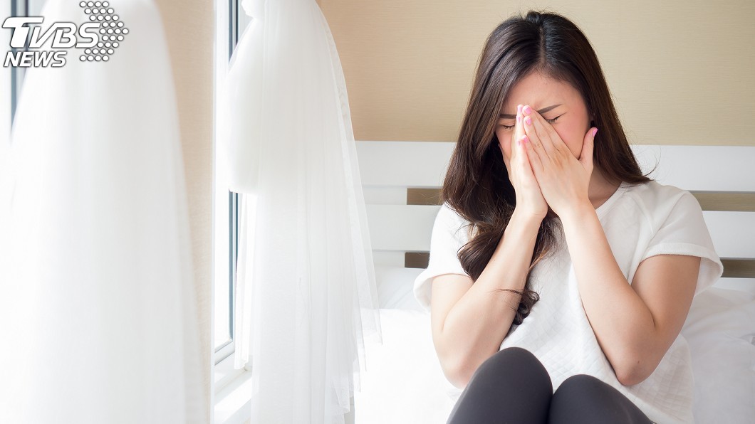 月老也傻眼！他遞面紙給哭泣正妹　被要電話竟耍帥這樣回