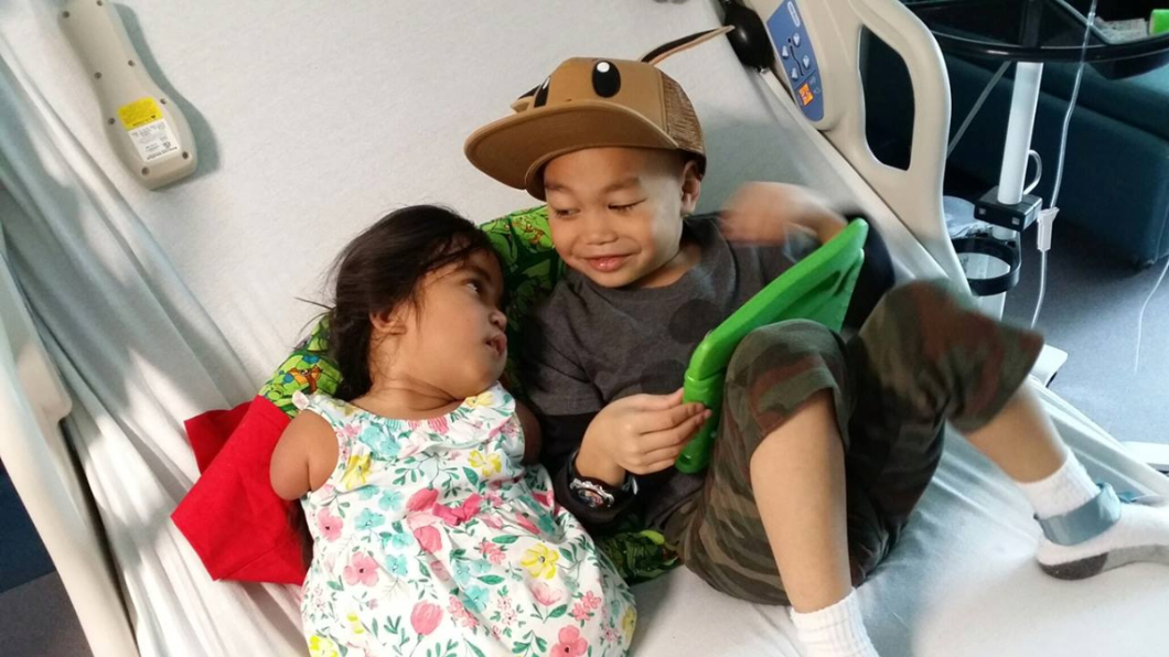 Maria與同為領養的哥哥感情很好。翻攝Stewart Family臉書
