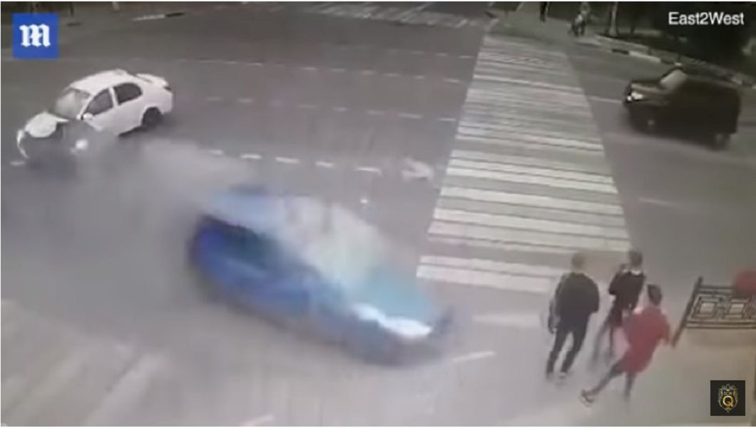恐怖「人肉保齡球」! 轎車失控撞飛3人狠狠輾過