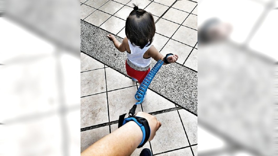 媽媽怕走失這樣牽女兒 遭鄰居笑:妳是小狗嗎?
