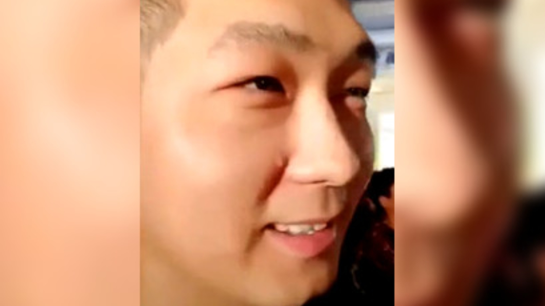 看著對方現在很幸福,男子忍不住落淚。(圖/翻攝自搜狐視頻)