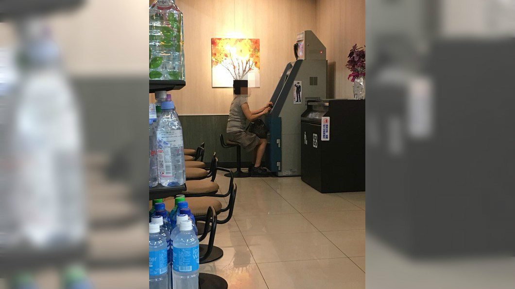 大媽半夜坐ATM前按20分鐘 超商店員解惑