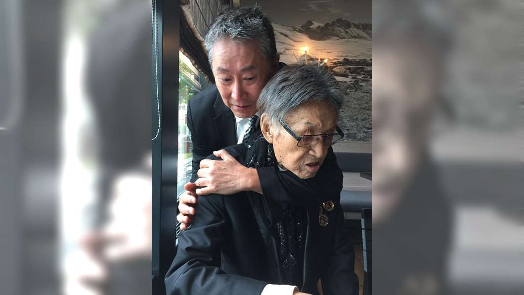 乾兒李恕權趕見傅達仁 李敖兒臨別致電