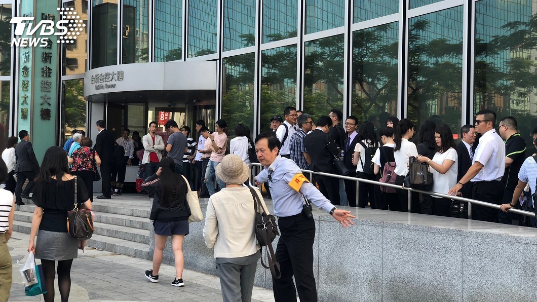 台新金股東會爆滿　逾百名股東站著開會