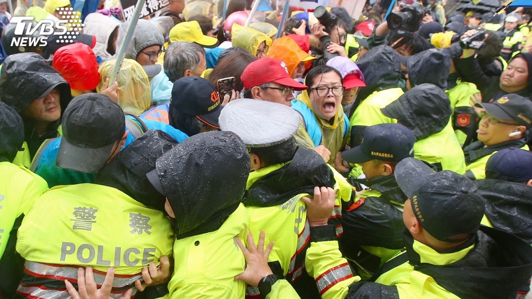 陳抗遭警載至市郊丟包 監委要求檢討改善