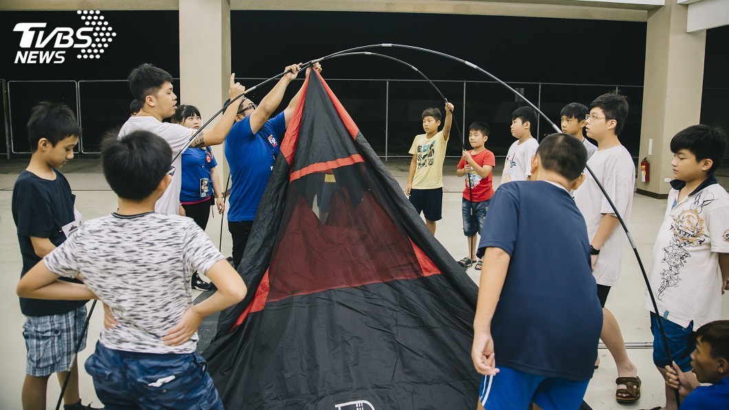 參加卡丁車活動還能體驗露營，自己搭帳篷，學習團隊合作的精神。 圖／TVBS