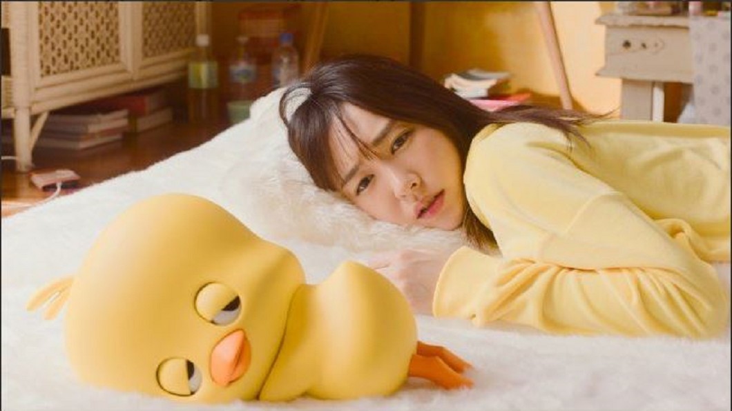 新垣結衣化身蛋黃妹 慵懶滾床撒嬌