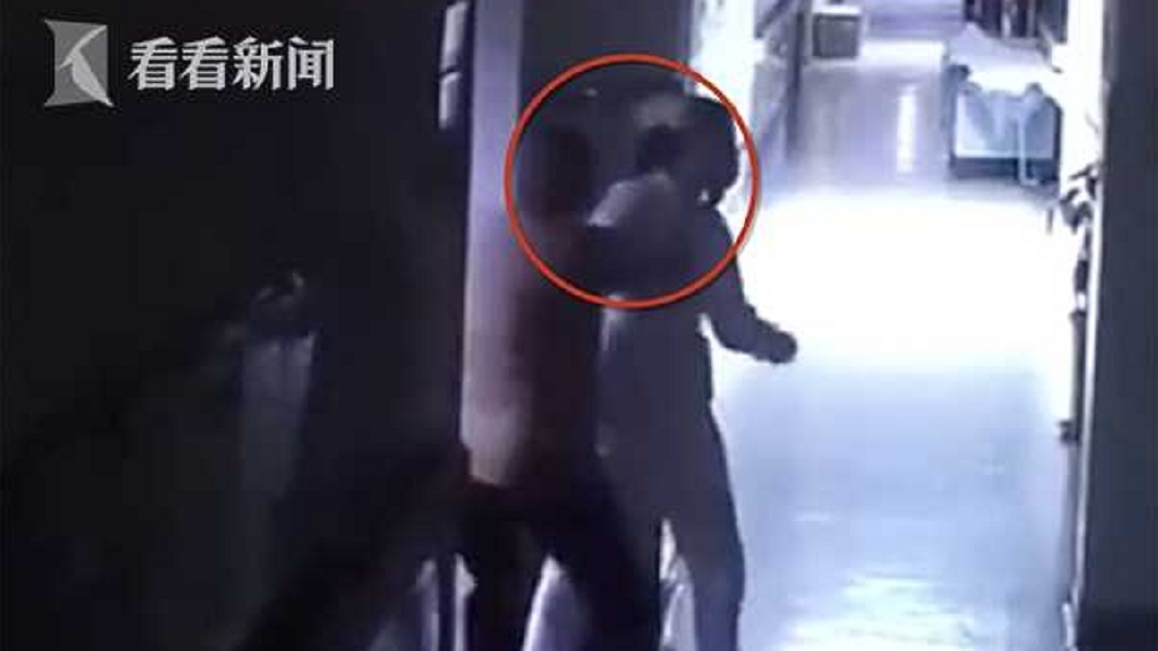 病患家屬喝醉調戲護理師 摸臉騷擾還拿掃把暴打