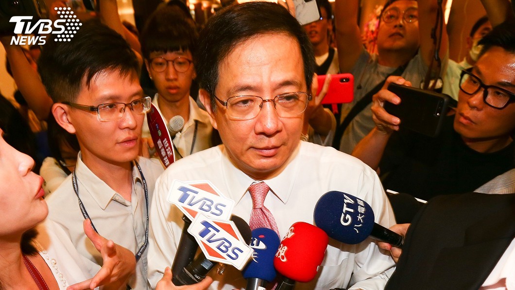 管中閔現身財金系畢典 低調不談校長遴選案