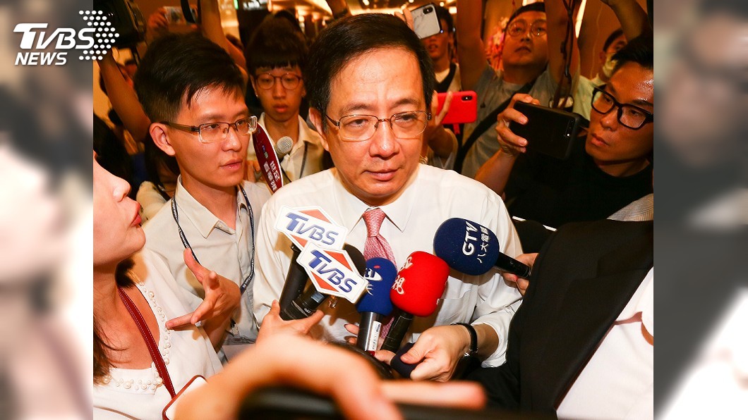 出席台大畢典 管中閔贈畢業生「這八字」