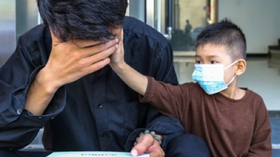 男童安慰爸爸不要哭。圖/翻攝自鳳凰網