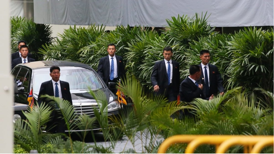 金正恩隨扈跟車跑護駕,受到全球矚目。圖/The Straits Times推特
